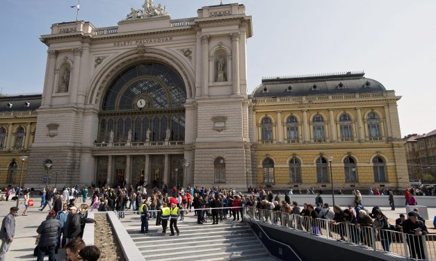 Kisiklott egy vonat a Keleti pályaudvarnál, több járat is késik