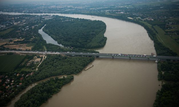 Elesett az M0-ás, 10 kilométeres a torlódás